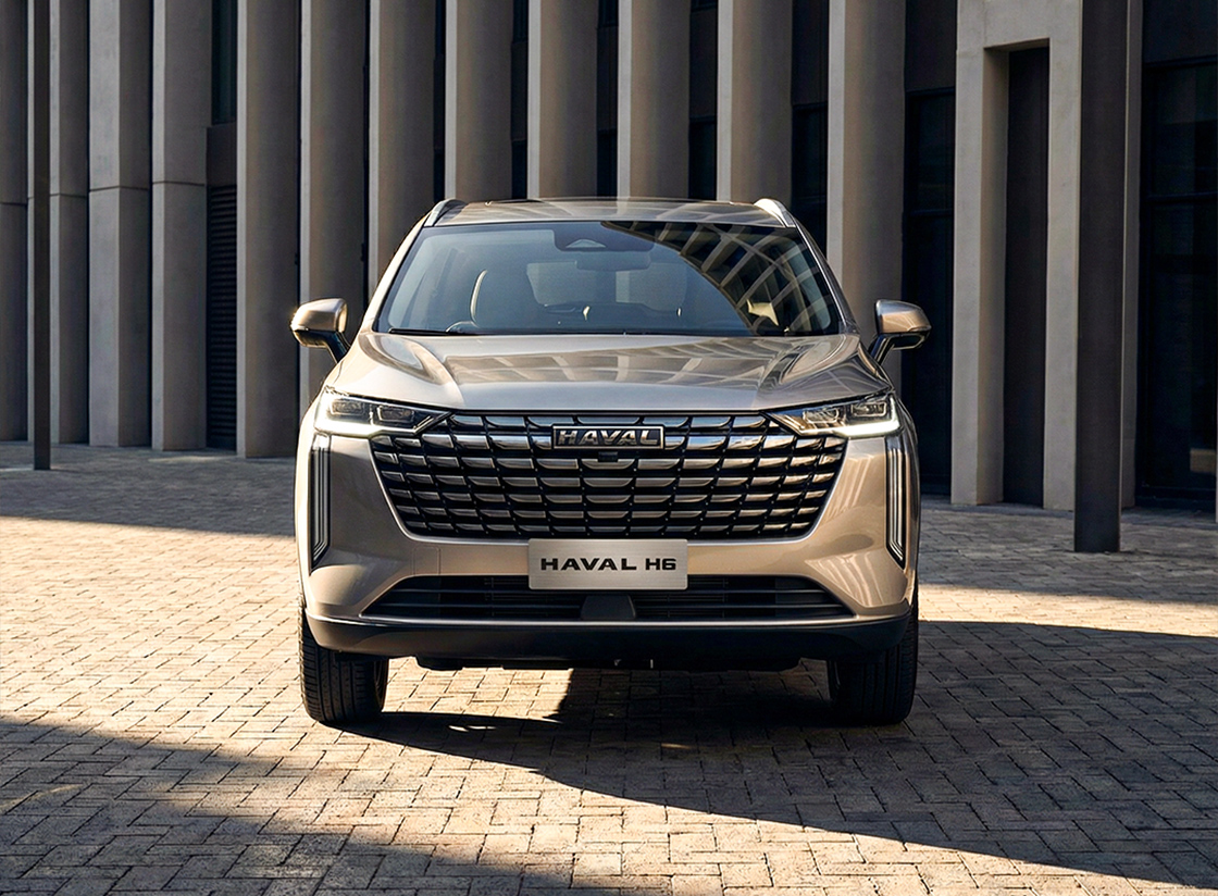 A refined chrome-accented Grille that adds a bold and sophisticated touch.